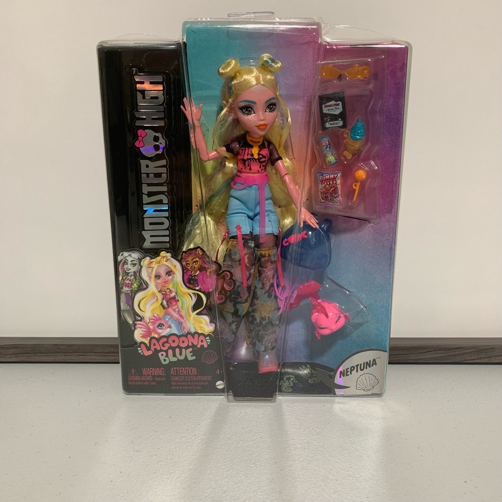 Monster High®: Lagoona Blue™ Fashion Doll with Pet Neptuna™ and Accessories-New